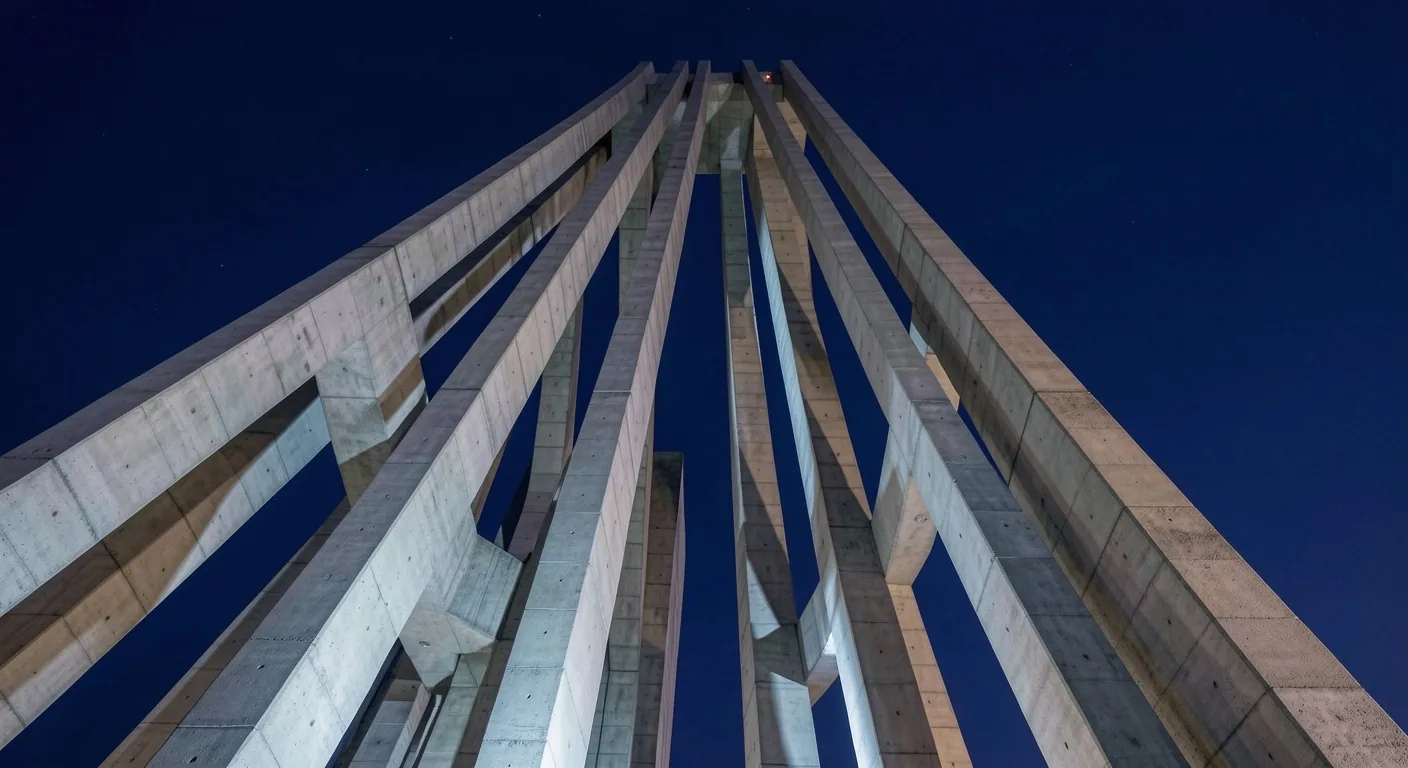 Torre Europa de noche con fachada de hormigón estructural