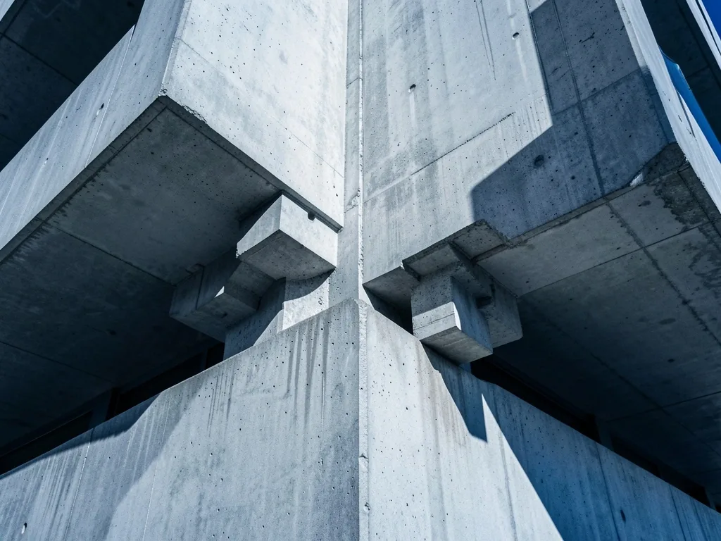 Detalle de paneles de hormigón con costuras geométricas