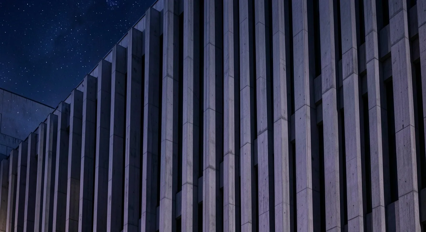 Detalle de arquitectura brutalista española bajo luz nocturna